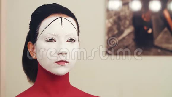 化妆师开始在模特的脸上画线视频的预览图
