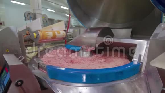 切肉机将肉和香料混合在食品厂制作香肠视频的预览图