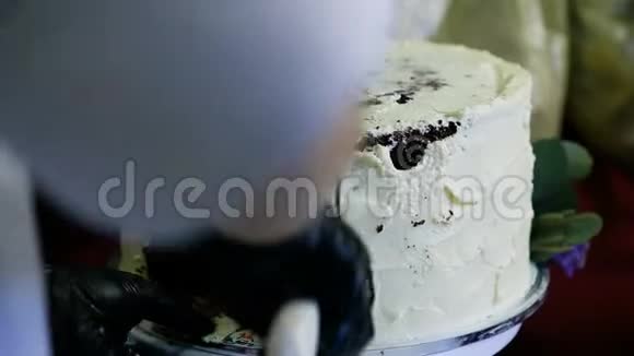刀切大白巧克力蛋糕视频的预览图