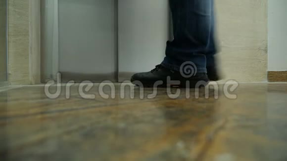 人脚进入电梯视频的预览图