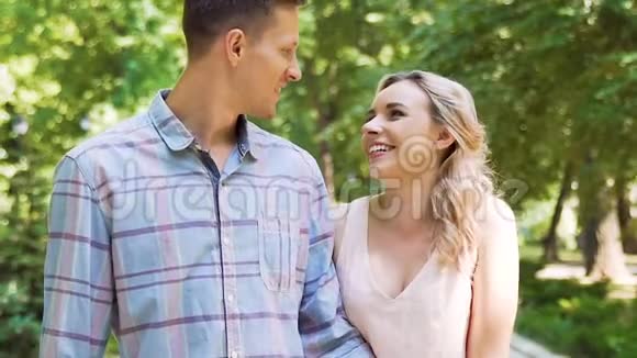 恋爱中的男人和女人的幸福伴随着年轻面孔上的微笑走在一起视频的预览图