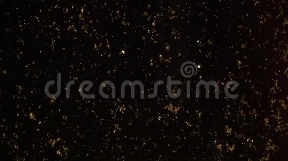 夜晚圣诞节黑窗玻璃背景上发光的雪花视频的预览图