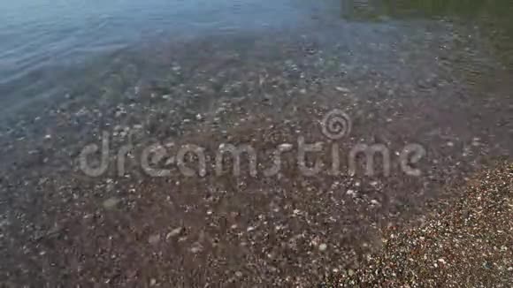 地中海海岸与卵石海滩的碎片视频的预览图