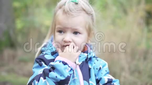 小女孩在秋天公园散步视频的预览图