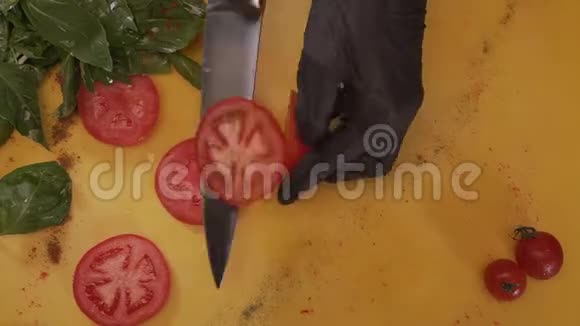 黑手套制作蔬菜蘸酱视频的预览图