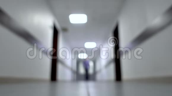 一个人沿着走廊走背景模糊俯视图透视图脚步声4s视频的预览图