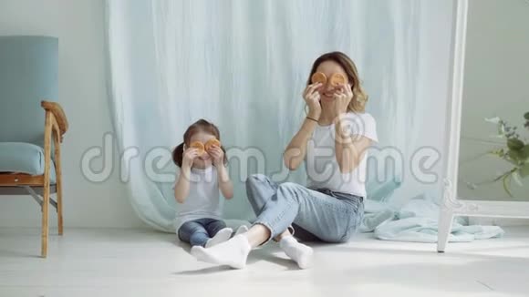 一个漂亮的女人和一个小女孩用饼干闭上眼睛视频的预览图