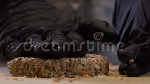 黑色手套的厨师做蔬菜切视频的预览图