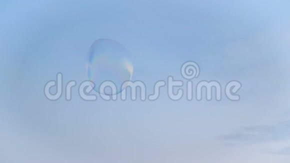 巨大的肥皂泡在蓝天上盘旋视频的预览图