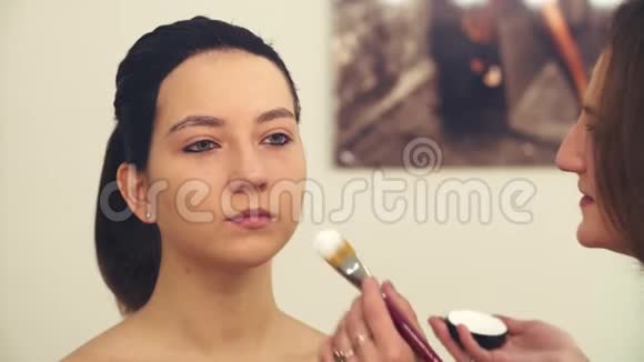 化妆师开始画模特脸视频的预览图