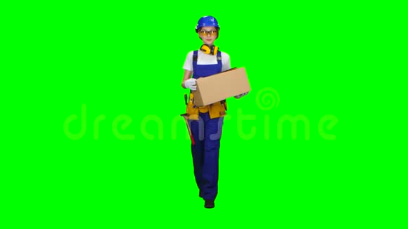 戴眼镜的女建筑工人拿着一个纸板箱绿色屏幕视频的预览图