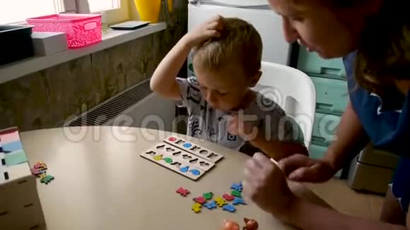 自闭症男孩以某种形式排列物体视频的预览图