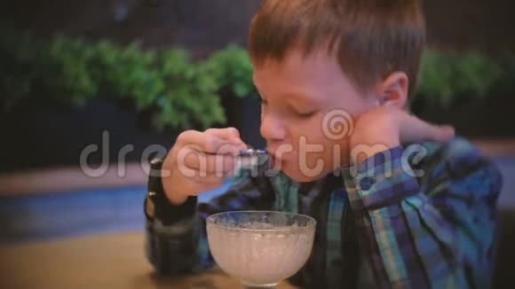 男孩吃冰淇淋看电视视频的预览图