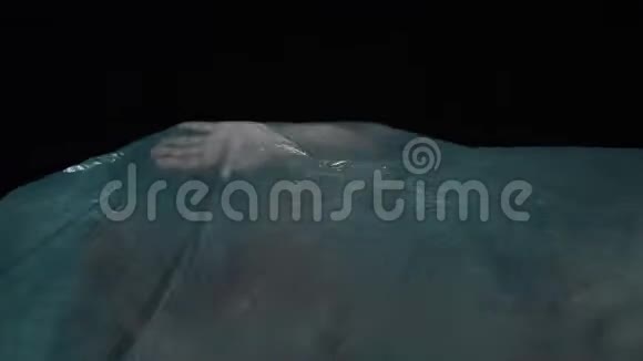 躺在蓝色玻璃纸胶卷下面的一个小可爱正把头伸出来视频的预览图