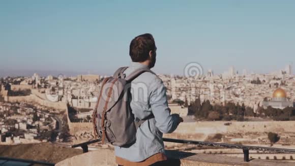 男性游客拍摄耶路撒冷智能手机照片欧洲留胡子的人欣赏古镇风景以色列慢动作视频的预览图