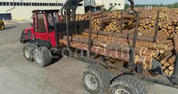 装有机械手的卡车装载原木装有机械手的运输原木的卡车现代木工设备视频的预览图