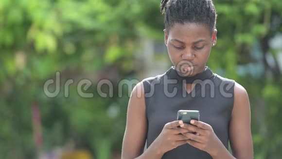 年轻漂亮的非洲女商人在户外打电话视频的预览图