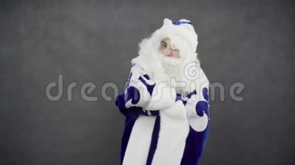 穿着蓝色服装的嘻哈圣诞老人视频的预览图