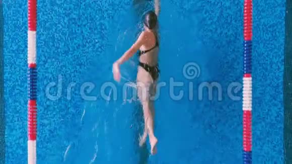一个女人表现出完美的爬行游泳风格视频的预览图