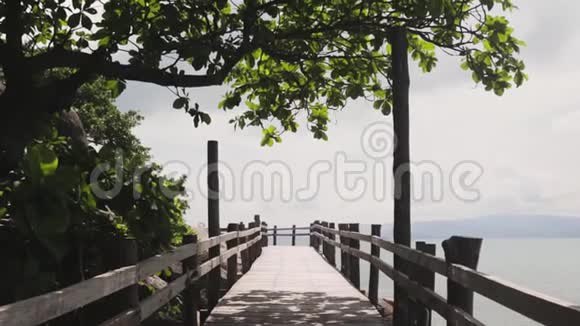 热带岛屿的木桥景观视频的预览图