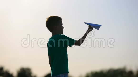 纸飞机在儿童手中视频的预览图