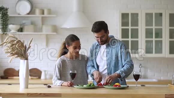 幸福的一对年轻夫妇喜欢一起做饭在厨房里聊天视频的预览图