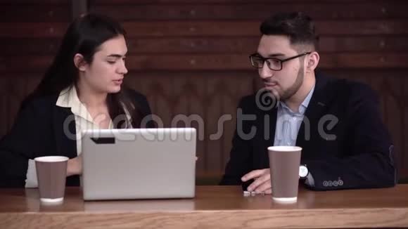 一个男人因打电话而分心女孩则把注意力集中在笔记本电脑上视频的预览图