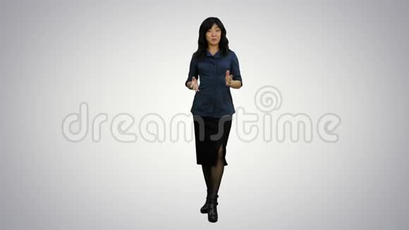年轻的亚洲女性站在白色背景下与摄像机交谈视频的预览图