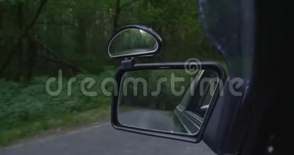4K汽车正沿着森林道路行驶视频的预览图