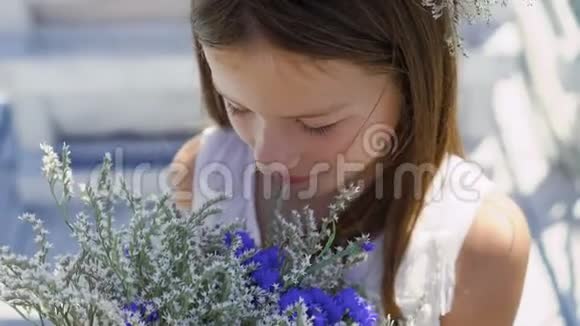 戴着花冠的可爱小女孩仰视镜头4K肖像视频的预览图