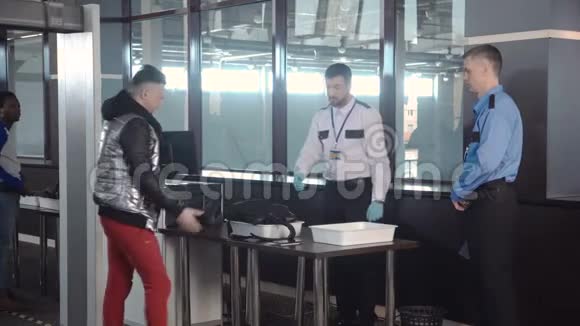 警卫检查机场的行李视频的预览图
