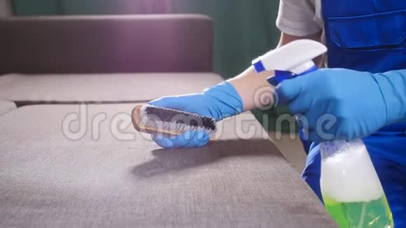 打扫公寓或办公室的概念工人用刷子打扫沙发视频的预览图