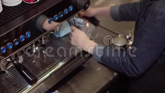 咖啡师在咖啡机里准备咖啡并加热牛奶视频的预览图