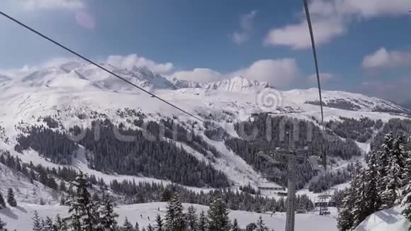 冬天在山上的一个滑雪椅上被击中视频的预览图