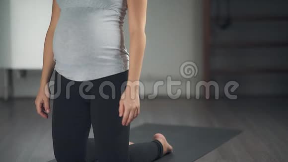 一位美丽的孕妇在瑜伽工作室里伸展身体视频的预览图