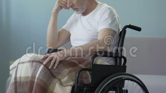 孤独的老人坐在轮椅上等待亲人视频的预览图