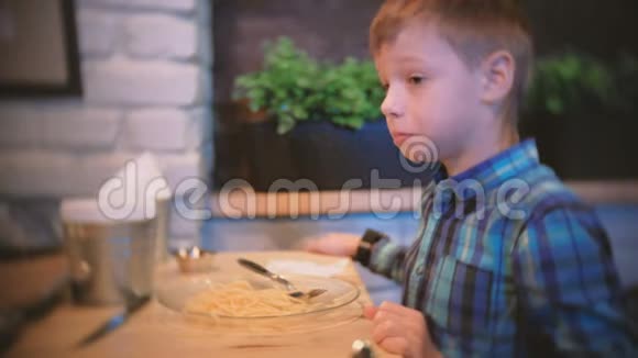男孩在咖啡馆里吃意大利面看电视视频的预览图