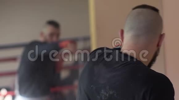 职业拳击手在健身在镜子前打影子视频的预览图