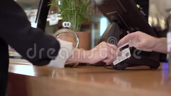 在商店用信用卡付款的女人视频的预览图