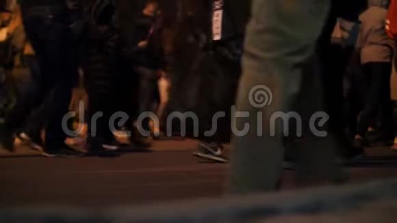 在拥挤的街道上行走的人脚近景视频的预览图