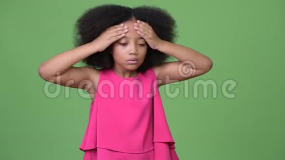 年轻可爱的非洲女孩有非洲头发头痛视频的预览图