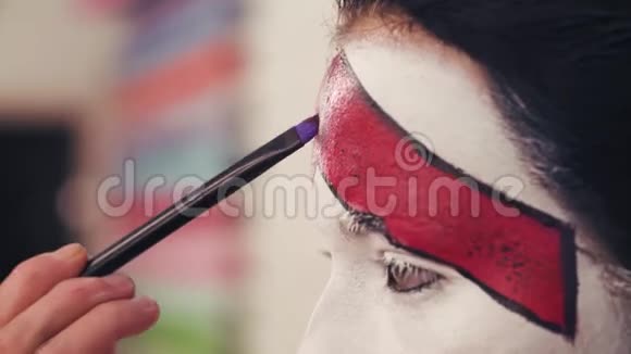 化妆师在模特脸上画轮廓视频的预览图
