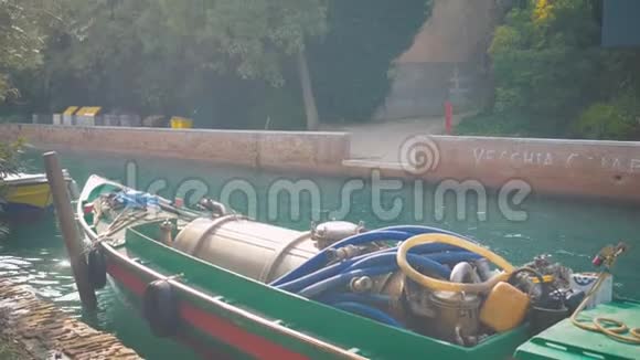 供水船停在威尼斯狭窄的运河里视频的预览图