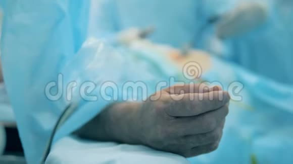 正在近距离手术的病人的手视频的预览图