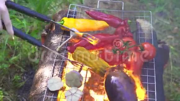 用火烹调美味的烤菜的过程视频的预览图