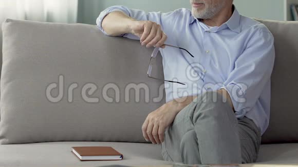 有经验的男性心理学家坐在沙发上听病人的话视频的预览图