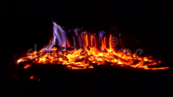 一场大火和一大堆燃烧着蓝色火焰的夜晚视频的预览图