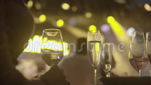托盘上的香槟酒杯视频的预览图