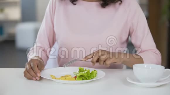 不分种族的女人吃沙拉拒绝加盐健康饮食营养视频的预览图