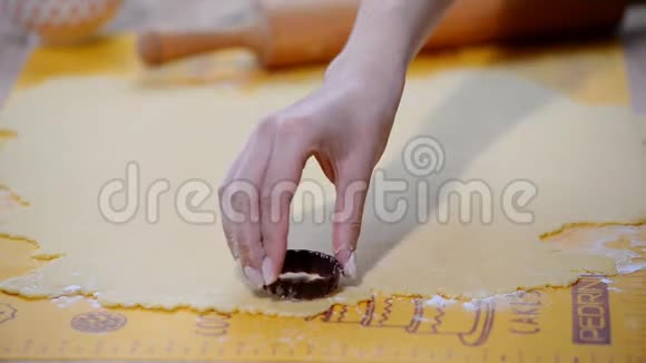 烹饪和家庭概念关闭女性手制作饼干从新鲜面团在家里视频的预览图